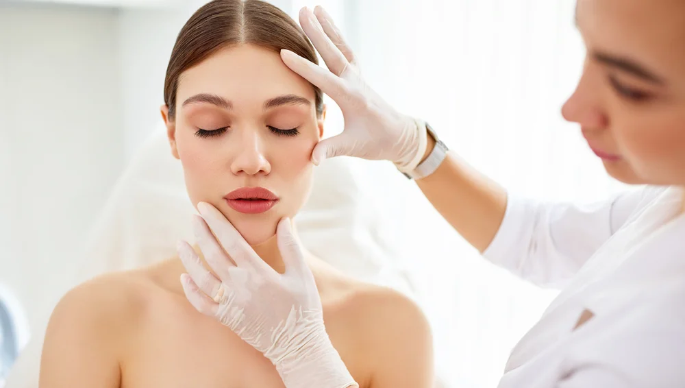 Dermatologista avaliando o rosto da paciente